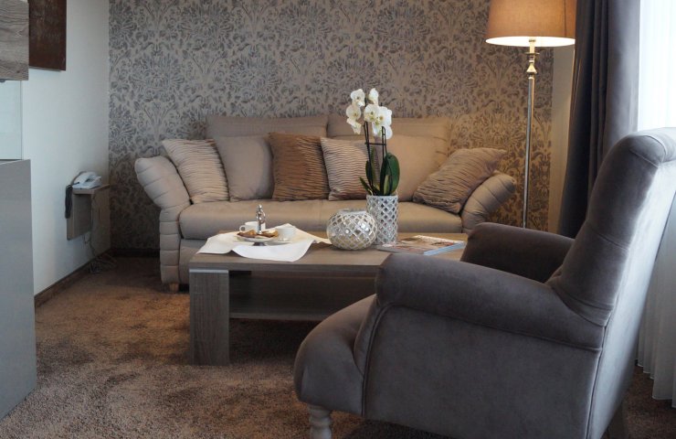 Wohnbereich im exklusiven Doppelzimmer mit Dusche