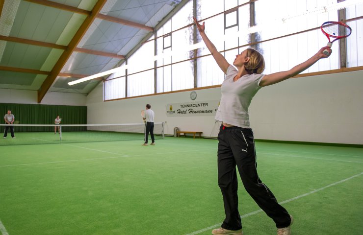 Player serving in the Tenniscenter Hotel Hennemann indoor hall