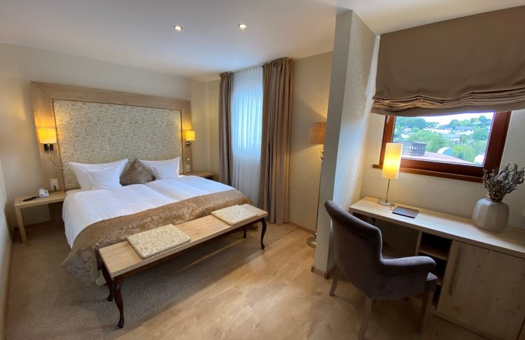 Comfort double room with double bed, desk and a window with a view